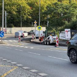 Radlickou čeká omezení. Od dneška se opravuje asfalt, auta pojedou po tramvajových kolejích