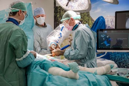 Roboticky asistované náhrady kyčle nově i v Českých Budějovicích