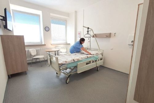 Rokycanská nemocnice modernizuje pokoje na chirurgii. Pacienti dostanou nové vybavení i televize
