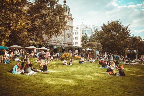 Šafaříkovy sady ožijí Inspiral Garden. Šest dní hudby, tiché večírky a streetfood