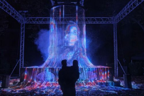 Signal Festival poprvé zamíří do Dejvic. Nabídne 21 instalací, lasery na Vltavě i videomapping inspirovaný Václavem Havlem