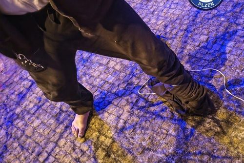 Strážníci našli promrzlého seniora bez jedné boty