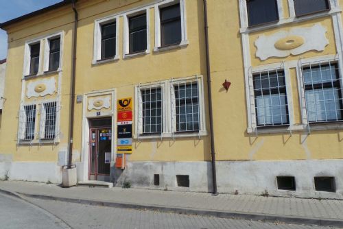 Touškov s moderní poštou, novými službami a policejním oddělením