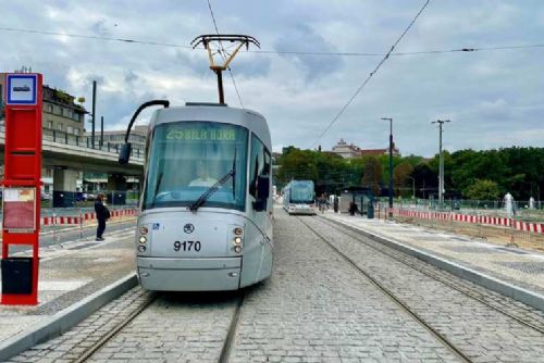Tramvaje zpět na trase: Holešovice opět propojeny!