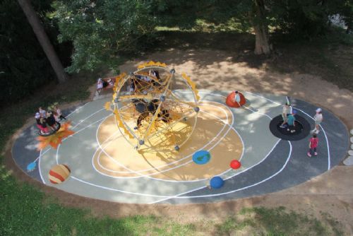 V Háječku otevřeli planetární hřiště. Děti čekají planety, černá díra i trampolína