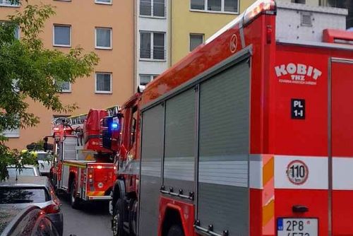 V Plzni hořel byt v ulici Na Jíkalce. Dva lidé skončili v péči záchranářů