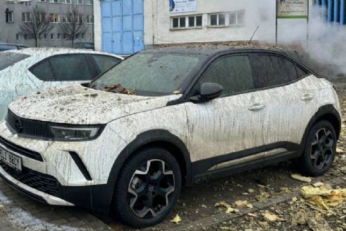 V Pzni Doubravce explodoval horkovod, výbuch zasypal okolní auta