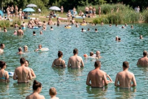 Většina pražských přírodních koupališť zůstává po červnových vedrech v pořádku, sinice se objevily na Džbánu