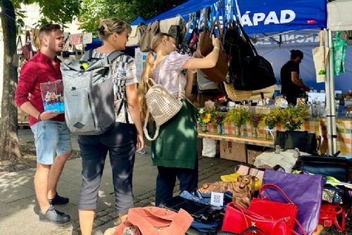 Více než 700 kabelek zaplní benefiční bazar v Plzni. Výtěžek pomůže dětem