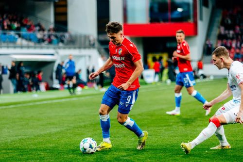 Viktoria doma padla s Pardubicemi. Oslavy výročí zhořkly po gólu Tanka a červené kartě