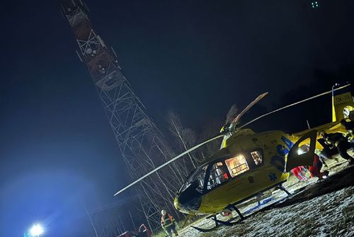 Mladá dívka „zamrzla“ ve 30 metrech na telekomunikačním vysílači