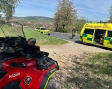 Nešťastná nehoda při výjezdu hasičů u Sušice. Čtyřkolka srazila otce s osmiletým synem
