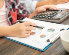 Finanční gramotnost žáků má slabiny. Školy kvůli AI mění testování