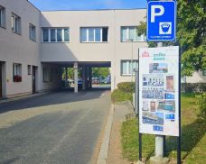 Písecká nemocnice se zapojila do kampaně Dokud… Panel upozorňuje na život s demencí