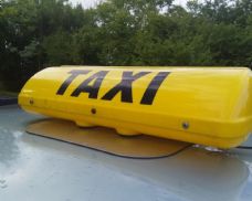 Měli by taxikáři povinně umět česky? Nový zákon umožní městům zavést jazykové zkoušky