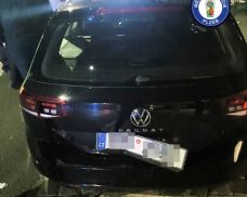 Opilý devatenáctiletý mladík v Doudlevecké v Plzni poškodil SPZ. Musel uklízet střepy