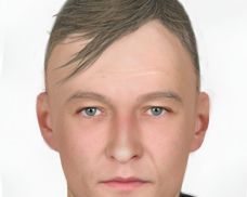Policie pátrá po muži, který v Praze 14 přepadl seniorku a strhl jí batoh. Zveřejnila jeho identikit