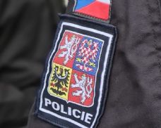 Čtveřice mužů posprejovala dům na Letné. Dva zachytila kamera přímo u fasády
