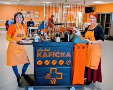 Dobrovolníci vozí v Nemocnici Jihlava kávu pacientům i zdravotníkům. Kavárna se rozšířila na další oddělení