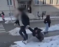 Dospělý napadl 13letého před školou v Klenčí, vláčel ho ulicí