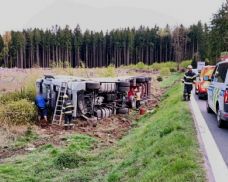 Dramatická nehoda kamionu u Babylonu. Řidiče museli vyprostit z kabiny hasiči