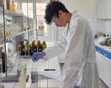 Prázdniny v bílých pláštích. Mladé talenty ovládly laboratoře plzeňské univerzity