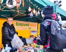 Šikovné ruce dojaly i inspirovaly. Na trzích v Plzni zazářily výrobky lidí s postižením