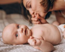Tři domácí návštěvy porodní asistentky jsou od ledna hrazené pojišťovnou. V Praze a části Středočeského kraje chybějí kapacity