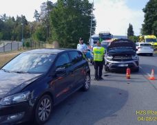 V Třemošné se ráno srazila čtyři auta, tři lidé zraněni. Doprava stála v koloně
