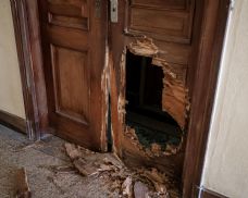 Zfetovaný mladík prokopl dveře cizího bytu v Plzni. Osprchoval se a usnul