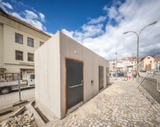 Kontejnerové toalety v Židovské ulici mají být hotové do konce května 2026