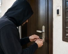 Léto zvyšuje riziko vloupání. Policie i pojišťovny varují před chybami, které zlodějům usnadňují práci