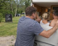 Manželské drama na parkovišti pro karavany skončilo u soudu. Létaly dveře i obušek