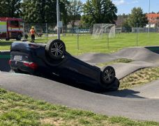 Opilý řidič „zaparkoval“ na střeše v pumptracku ve Stodě. Překážky prý vůbec neviděl  