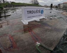 Pod píseckým jezem vznikla plovoucí trdliště pro podporu ryb