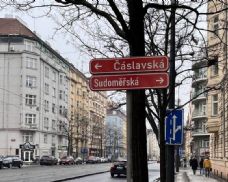 Praha 3 odstranila 32 směrových cedulí. Nové značení má postupně nahradit systém Pražský chodec