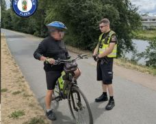 Strážníci vyrazili na plzeňské cyklostezky. Rozdávali světla i reflexní prvky