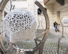 Dialog mezi přírodou a technologií? Galerie v Plzni ukáže „živé“ sochy z 3D tisku