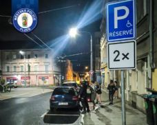 Zaparkoval na invalidech, s cizími značkami a bez řidičáku