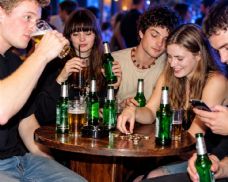 Alkohol, drogy a mládež pod lupou hygieniků. Každá pátá kontrola odhalila porušení předpisů