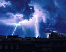 Letní bouřky mohou na Vysočině poškodit nejen dům, ale i elektroniku. Přepětí ničí televize i routery