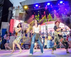 Mamma Mia! dnes uzavře velkou open-air sérii. Divadlo posílilo opatření proti horku