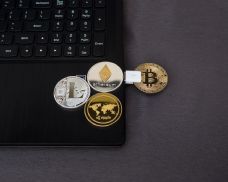 Senior z Domažlicka nachytal podvodníky s kryptoměnou, policie zatkla kurýra