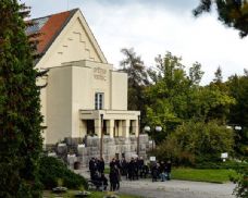 Od roku 1926 slouží Plzni. Krematorium na Ústředním hřbitově připomnělo stoleté výročí