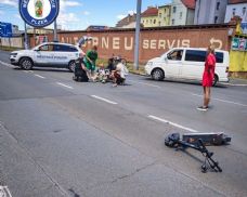 Auto v centru Plzně srazilo muže na koloběžce. Podle svědků jelo po vedlejší