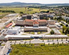 Bombová hrozba vyklidila nemocnici v Hořovicích. Do akce vyrazil i vrtulník z Plzně