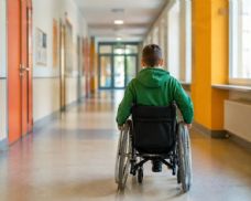 Databáze škol ukazuje, kam se vozíčkář dostane bez bariér. Pomáhá rodičům při výběru školy