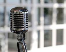 DJKT zve na besedu o hlasu. Do Plzně dorazí lékaři i muzikáloví herci