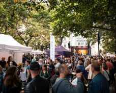 Do centra Plzně míří jarní festival vína. Přiveze desítky vinařství i večerní koncerty