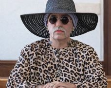 Hledaný extremista si změnil pohlaví a nenastoupil do vězení. V Plzni teď čeká na vydání